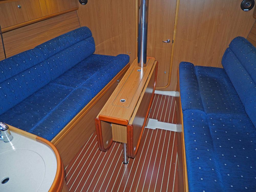 Saloon, Accommodation